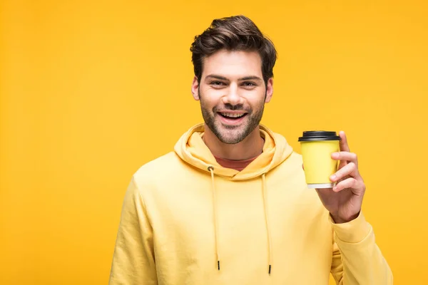 Schöner Mann Kapuzenpulli Mit Kaffee Zum Ausziehen Auf Gelb — Stockfoto