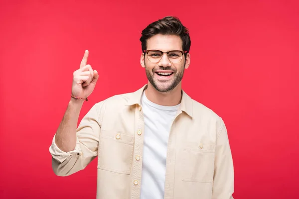 Glimlachend Knappe Man Wijzend Met Vinger Omhoog Geïsoleerd Roze — Stockfoto