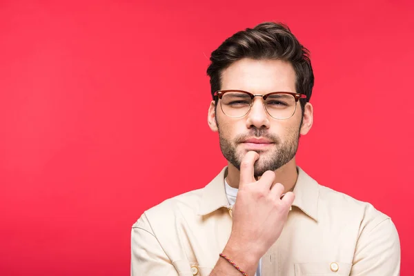 Bell Uomo Premuroso Che Tocca Mento Isolato Sul Rosa — Foto Stock