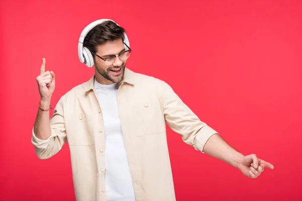 Homem Bonito Feliz Fones Ouvido Apontando Com Dedos Isolado Rosa — Fotografia de Stock