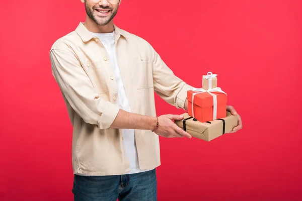 Abgeschnittene Ansicht Eines Lächelnden Mannes Mit Geschenken Auf Rosa — Stockfoto