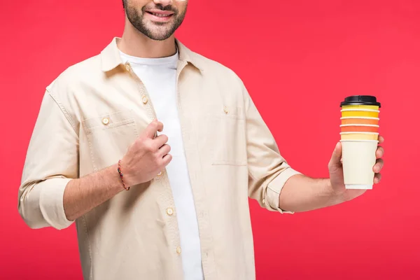 Abgeschnittene Ansicht Eines Mannes Der Pappbecher Mit Kaffee Auf Rosa — Stockfoto