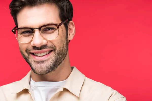 Sorrindo Bonito Homem Óculos Olhando Para Câmera Isolado Rosa — Fotografia de Stock
