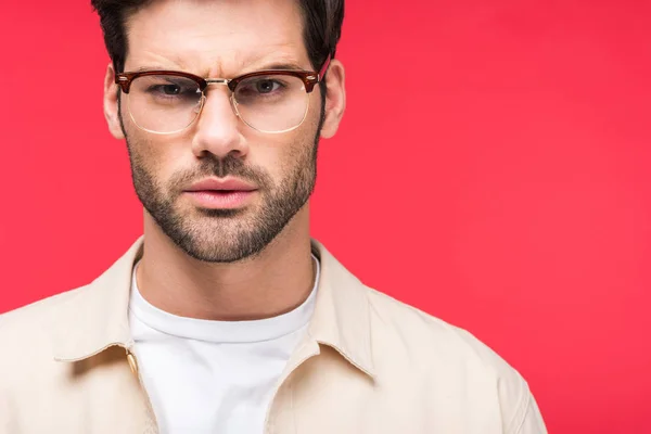 Nespokojený Pohledný Muž Brýlích Izolované Růžovém — Stock fotografie