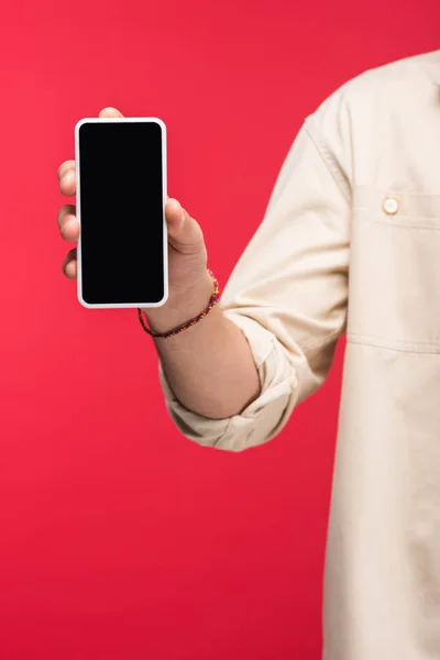 Μερική Θέα Του Ανθρώπου Κρατώντας Smartphone Κενή Οθόνη Απομονωμένη Ροζ — Φωτογραφία Αρχείου