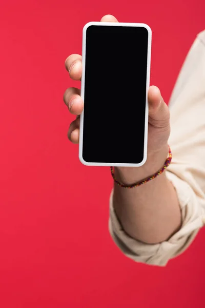 Bijgesneden Beeld Van Man Houden Smartphone Met Blanco Scherm Geïsoleerd — Stockfoto