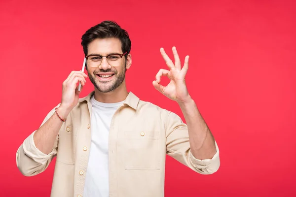 Gelukkige Man Praten Smartphone Doen Teken Geïsoleerd Roze — Stockfoto