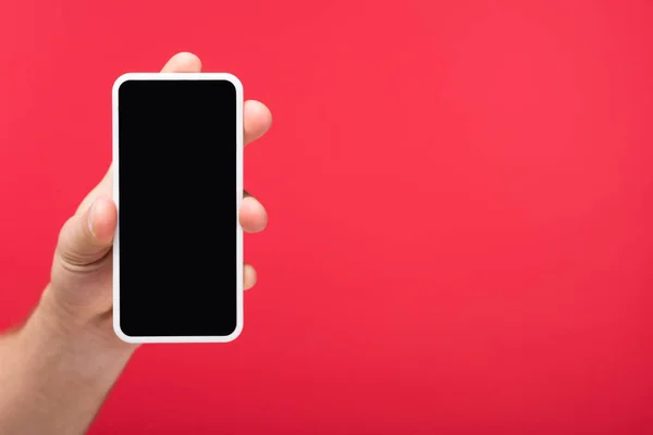 Vista Cortada Homem Segurando Smartphone Com Tela Branco Isolado Rosa — Fotografia de Stock