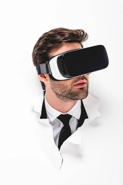 Man Kostym Och Virtual Reality Headset Bakom Hålet Väggen Vit — Stockfoto