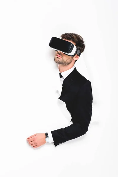 Man Formele Slijtage Virtual Reality Headset Achter Gat Papier Muur — Stockfoto