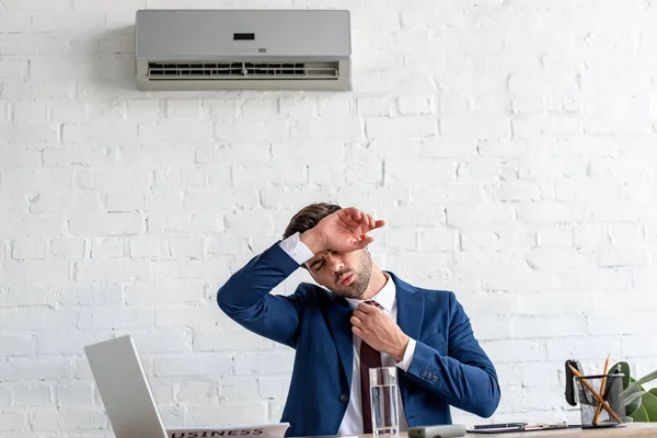 Homem Negócios Bonito Que Sofre Calor Enquanto Sentado Local Trabalho — Fotografia de Stock