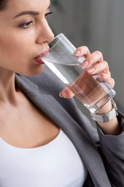 灰色の熱に苦しんでいる間 ガラスから水を飲む魅力的な女性 — ストック写真