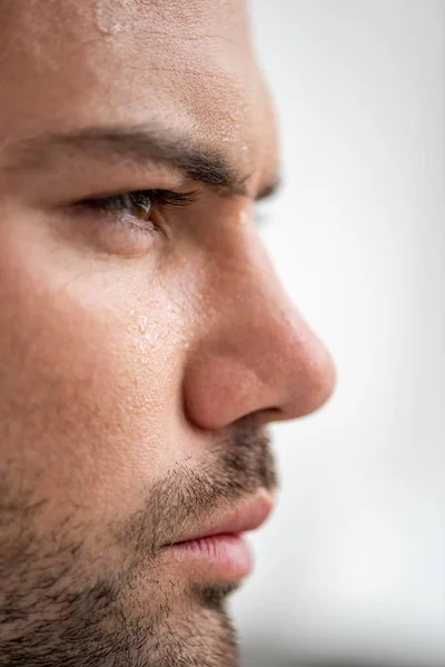 Retrato Homem Bonito Com Rosto Suado Sofrendo Calor Fundo Branco — Fotografia de Stock