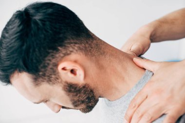 Klinikte masaj kabine Doktor masaj hasta boyun kırpılmış görünümü