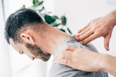 Cropped görünüm arasında chiropractor masaj erkek hasta Neck içinde menstruasyon Cabinet içinde Clinic