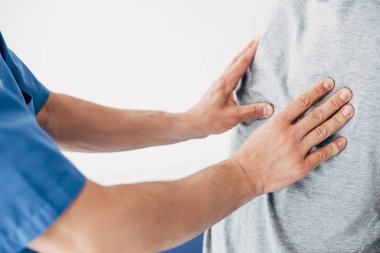 Kırpılmış Görünüm arasında chiropractor masaj geri arasında adam üzerinde beyaz