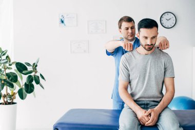 chiropractor masaj masanın üzerinde iyi görünümlü adam geri Masaj