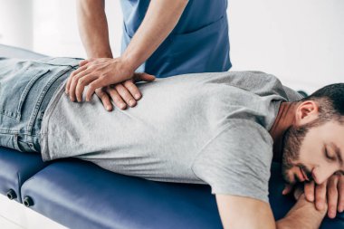 chiropractor masaj geri içinde adam üzerinde masaj tablo içinde hastane