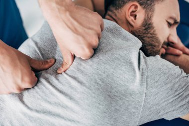chiropractor hastanede sakallı adam geri Masaj
