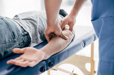 hastanedeki hastanın chiropractor masaj kolu kısmi görünümü