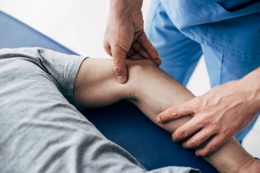 hastanedeki hastanın chiropractor masaj kolu kısmi görünümü