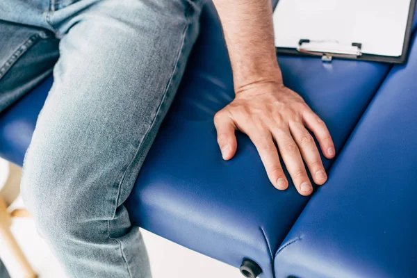 Vista Cortada Homem Sentado Sofá Armário Médico — Fotografia de Stock