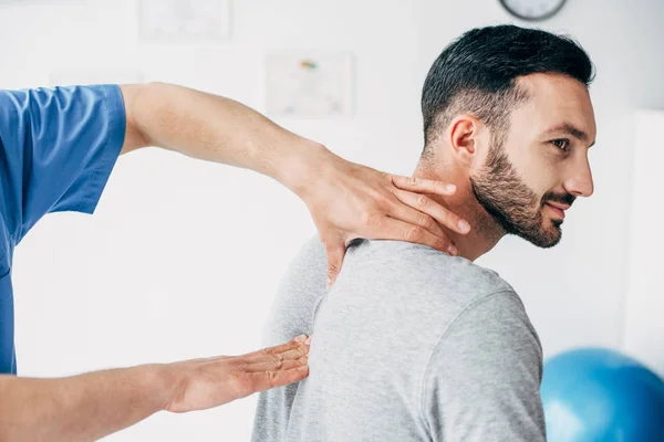 Chiropraktiker Massiert Hals Eines Gut Aussehenden Mannes Krankenhaus — Stockfoto