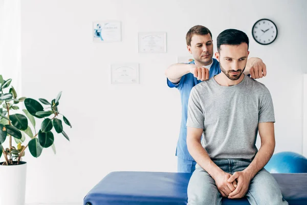 Quiroprático Massageando Volta Homem Bonito Mesa Massagem Hospital — Fotografia de Stock