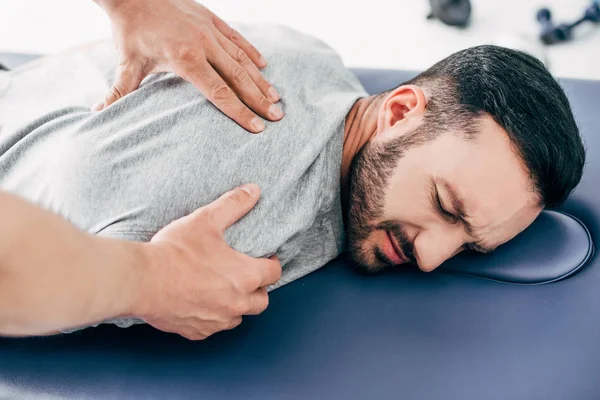 Quiroprático Massageando Costas Homem Mesa Massagem Hospital — Fotografia de Stock