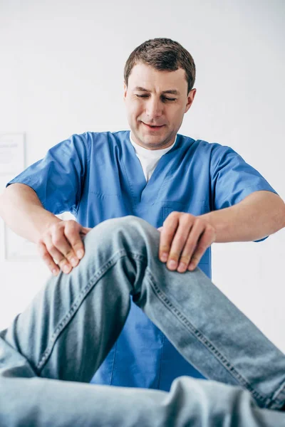 Schöner Chiropraktiker Massiert Bein Einer Patientin Krankenhaus — Stockfoto