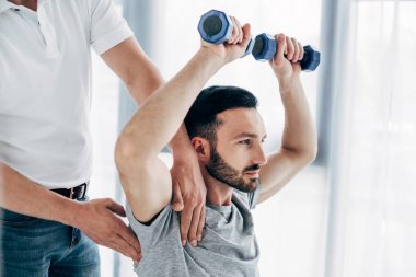 Hastanedeki hasta tutan hastan chiropractor masaj omuz