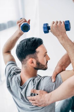 Hastanedeki hasta tutan hastan chiropractor masaj omuz