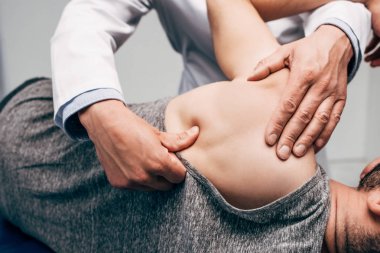 Hastanede adamın chiropractor masaj omuz croped görünümü