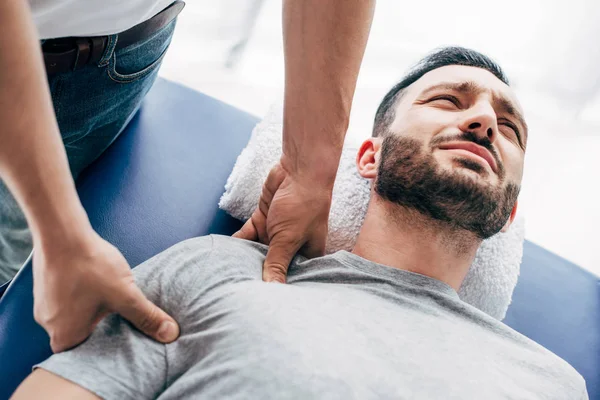 Kiropraktor Massera Skuldra Mannen Ligger Massage Bord Sjukhus — Stockfoto