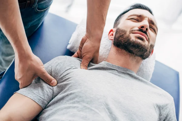 Chiropraticien Massant Épaule Homme Allongé Sur Table Massage Hôpital — Photo