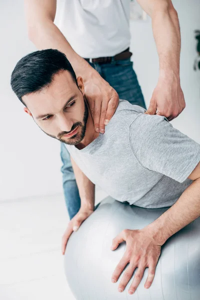 Quiropráctico Masajeando Cuello Hombre Acostado Fitness Ball — Foto de Stock