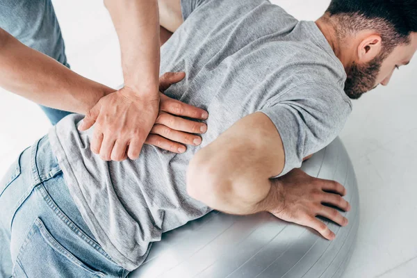 Quiropráctico Masajeando Espalda Del Hombre Acostado Pelota Fitness —  Fotos de Stock