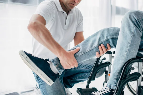 Vue Recadrée Physiothérapeute Massant Jambe Homme Handicapé Fauteuil Roulant — Photo