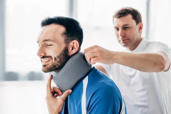 Quiropráctico Examinando Jugador Fútbol Sonriente Abrazadera Del Cuello Hospital —  Fotos de Stock