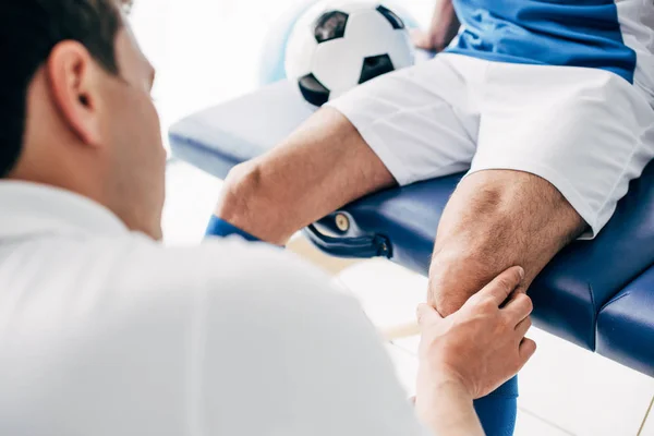 Visão Parcial Fisioterapeuta Massagem Perna Jogador Futebol Hospital — Fotografia de Stock
