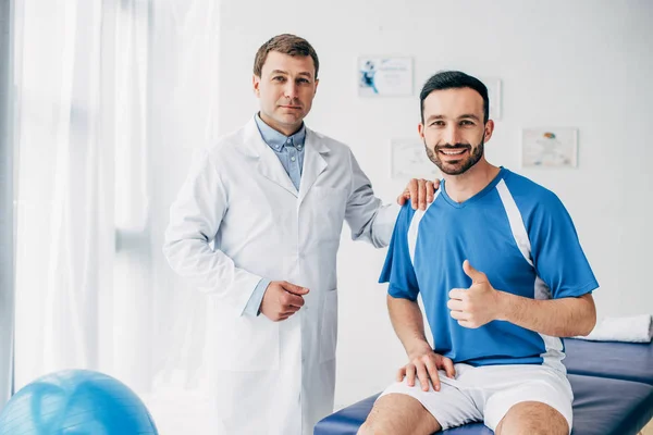 Smiling Physiotherapist Football Player Showing Thumb Hospital — Stock Photo, Image