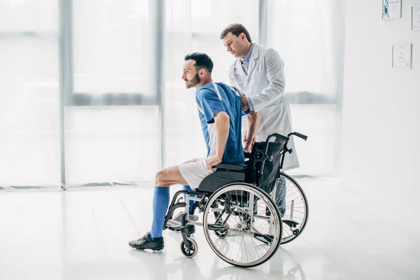 Fisioterapeuta Ajudando Jogador Futebol Deficiente Cadeira Rodas Durante Recuperação — Fotografia de Stock