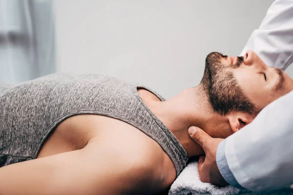 Chiropraktiker Massiert Hals Eines Auf Handtuch Liegenden Mannes Krankenhaus — Stockfoto