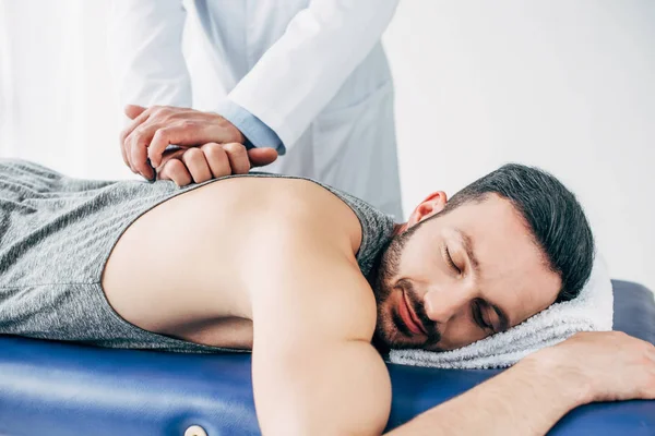 脊医按摩背部的男子躺在医院的按摩表 — 图库照片