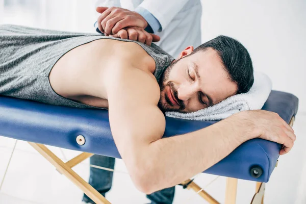 Quiroprático Massageando Costas Homem Deitado Mesa Massagem Hospital — Fotografia de Stock