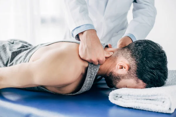 Kiropraktor Massera Halsen Mannen Ligger Massage Bord Med Handduk — Stockfoto