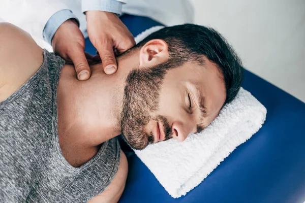 Quiropráctico Masajeando Cuello Hombre Guapo Acostado Mesa Masaje —  Fotos de Stock