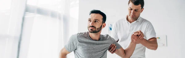 Plano Panorámico Del Brazo Masaje Quiropráctico Del Paciente Hospital Con — Foto de Stock