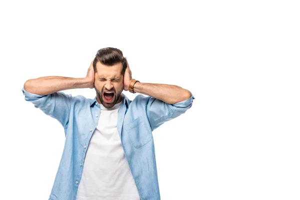 Hombre Gritando Cubriendo Las Orejas Con Las Manos Aisladas Blanco — Foto de Stock