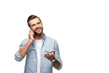 Akıllı telefondan konuşan gülümseyen ve beyaz üzerine izole edilmiş el kol hareketi yapan adam.